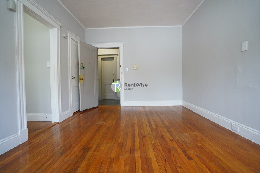 Building Photo - 220 Kelton St