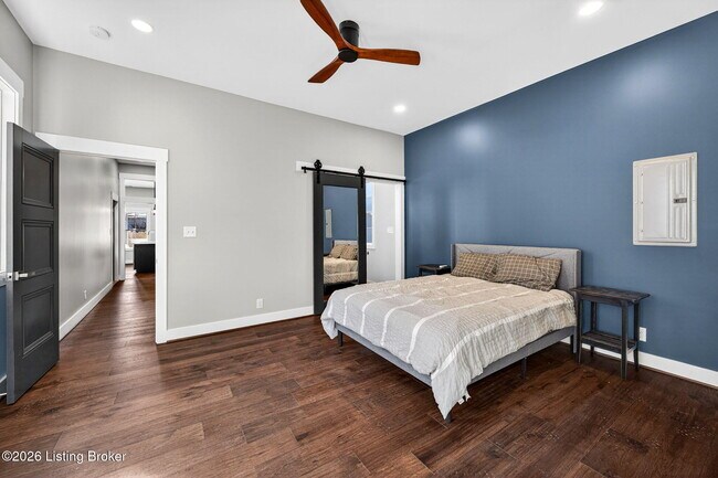 Building Photo - 914 Ash St