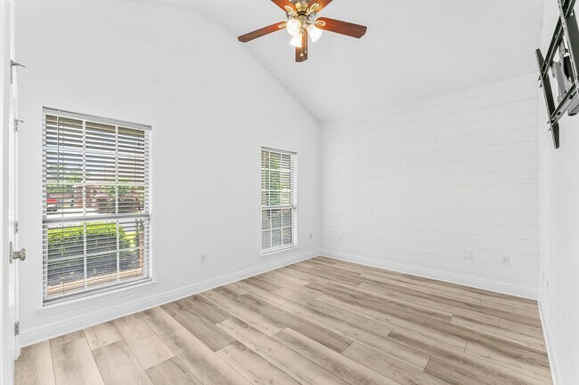 Building Photo - 120 Kinley Ave