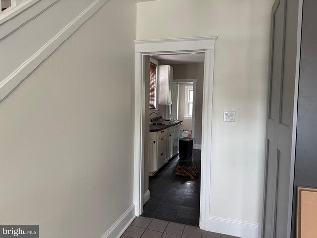 Building Photo - 134 W 8th Ave