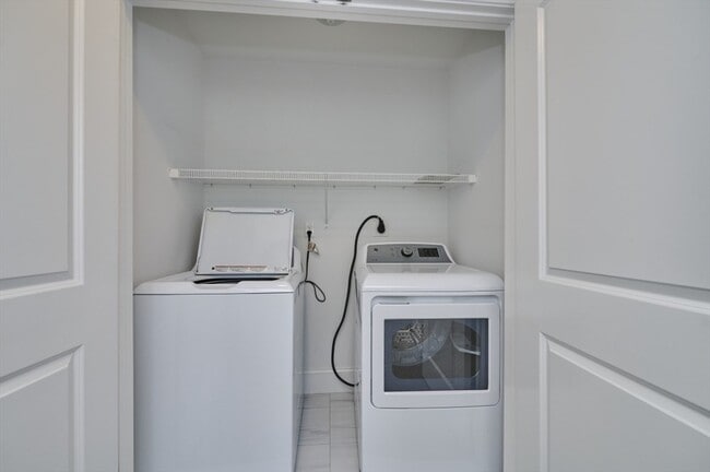 Building Photo - 11 Saratoga Ln