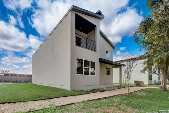 Building Photo - 2531 Manor Heights Drive Unit