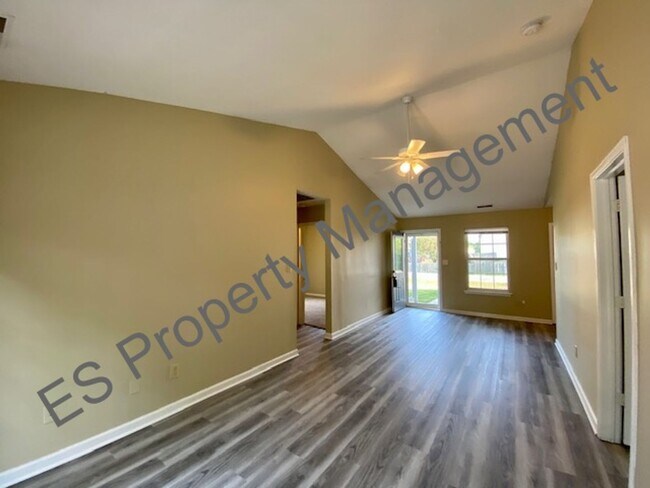 Building Photo - Great 3 Bedroom 2 Bathroom Ranch Style Hom...