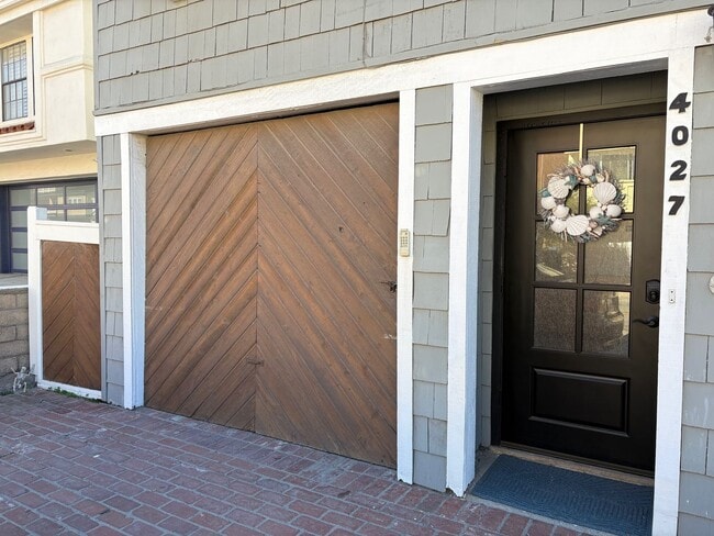 Building Photo - 4027-4029 Ocean Dr