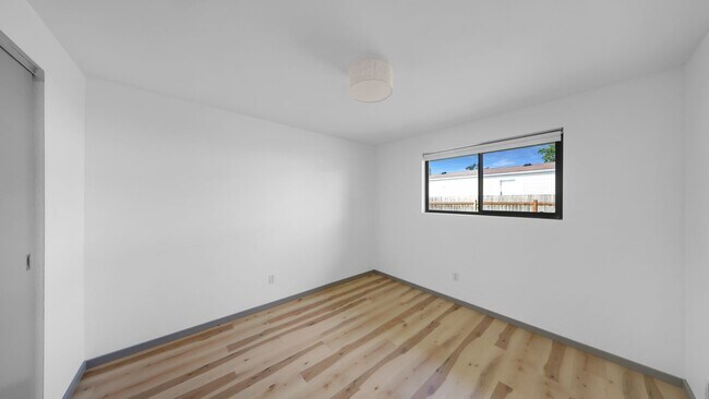 Building Photo - 3 Bed 1 Bath - Remodeled - Pet per Approva...