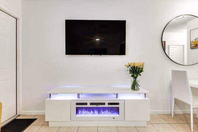 Building Photo - 412 NE 4th Ave