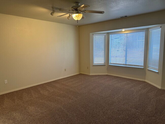 Building Photo - 4 BED 2 BATH HOME IN THE RAVENWOOD SUBDIVISION