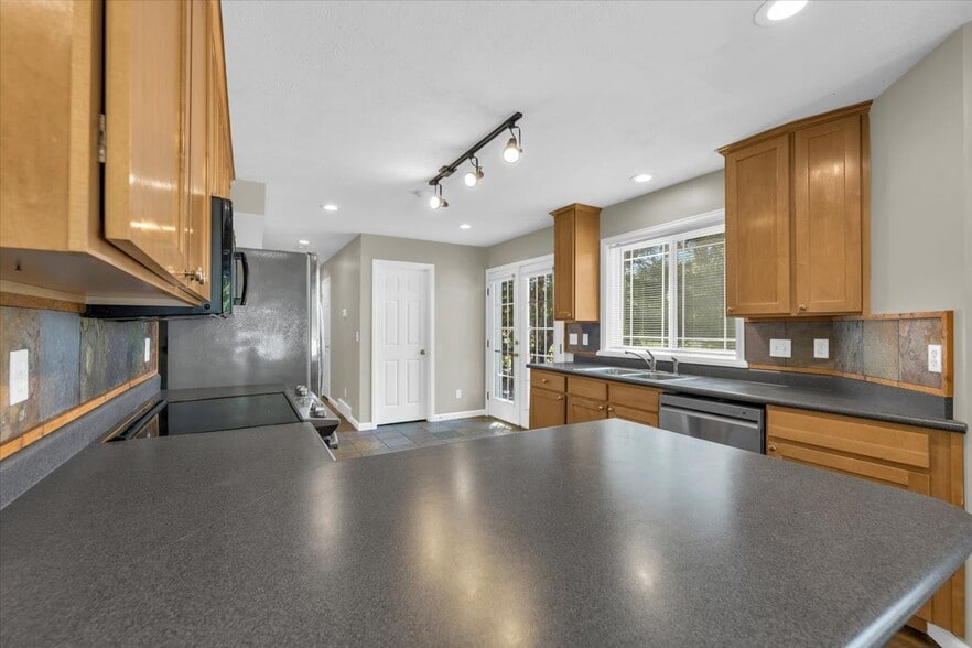 Building Photo - 685 E Union Pines Ct