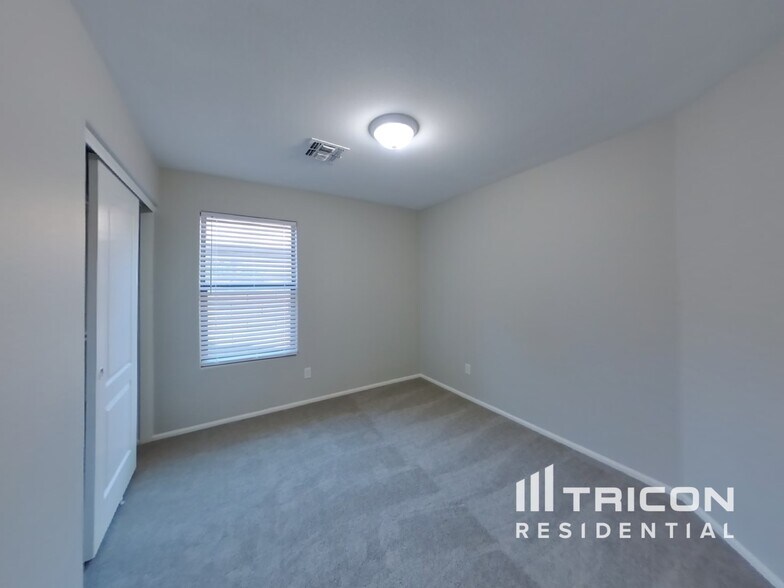Building Photo - 2116 S 160th Ln