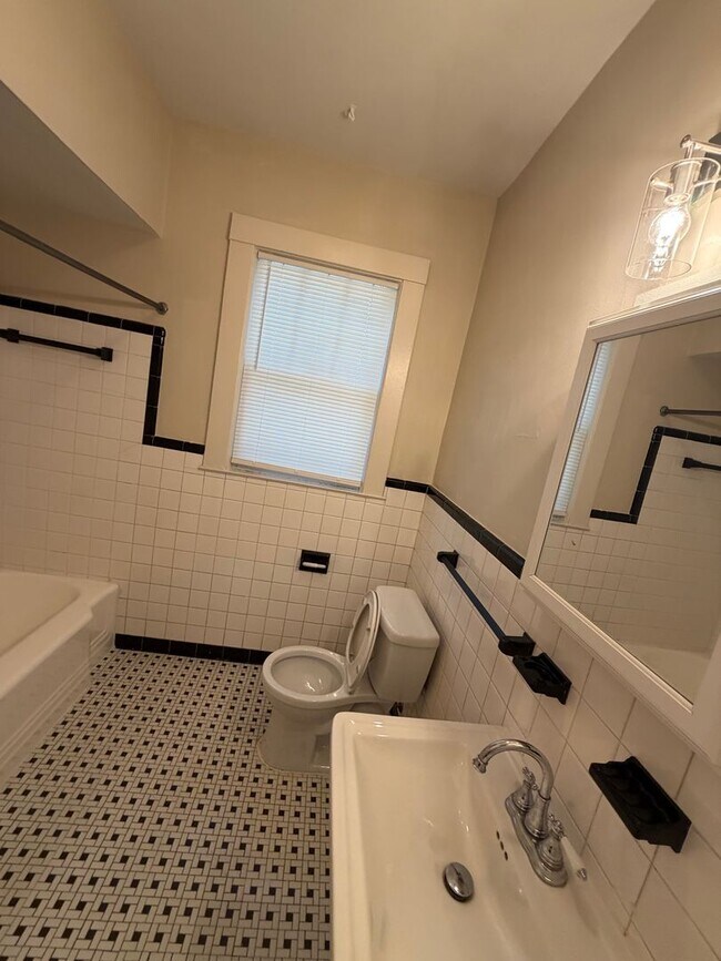 Building Photo - Charming Midtown Memphis Home Near Rhodes College