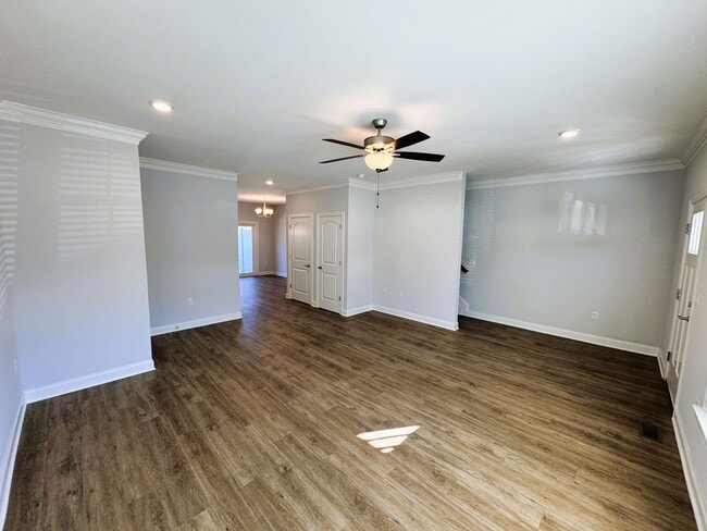 Building Photo - Spacious 3-Level Townhouse