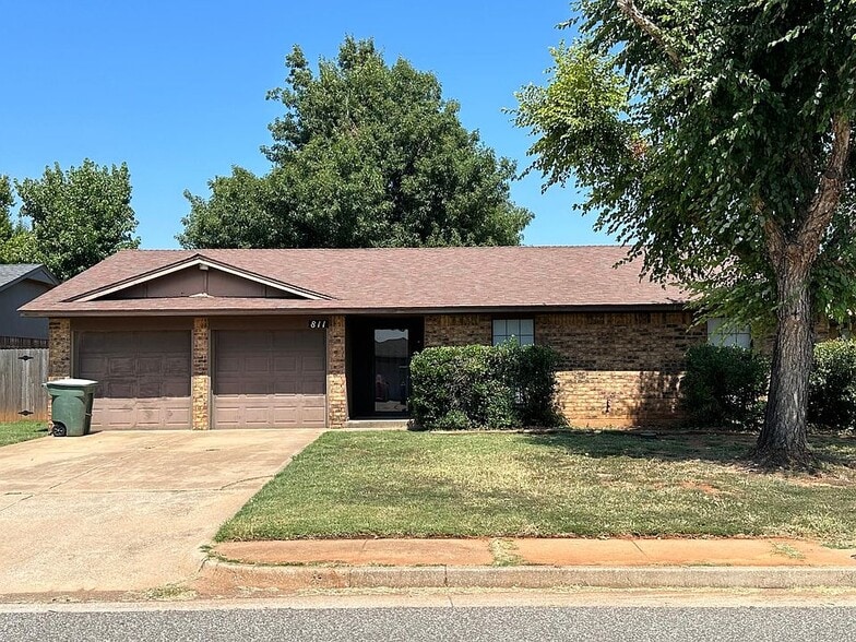 Primary Photo - 811 Hawthorne Pl