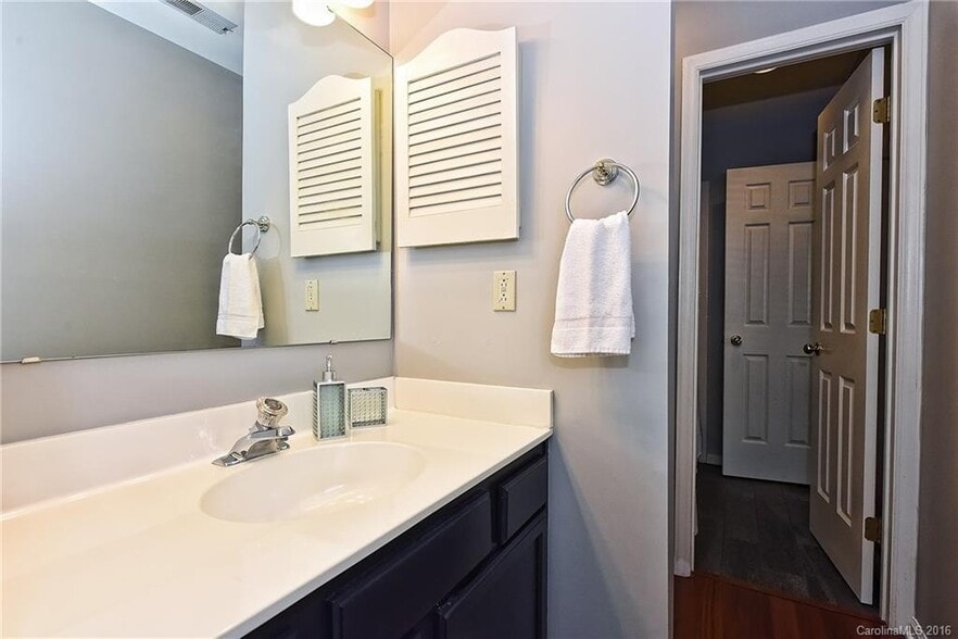 Building Photo - 3300 Selwyn Farms La