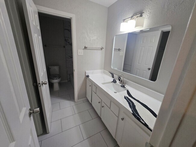 Building Photo - 3221 Dreeben Dr