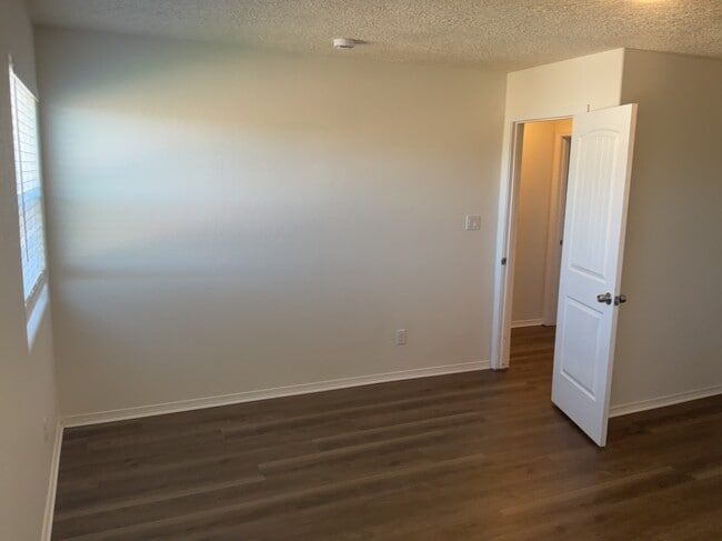 Building Photo - 904 Crown Ct NE