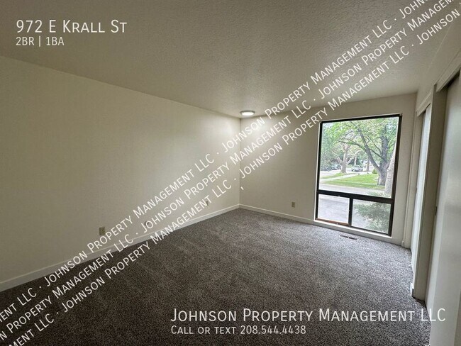 Building Photo - 972 E Krall St