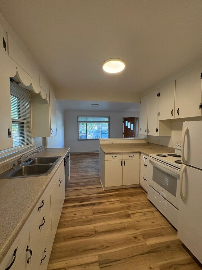 Building Photo - Newly Renovated 1 Bed 1 Bath Home