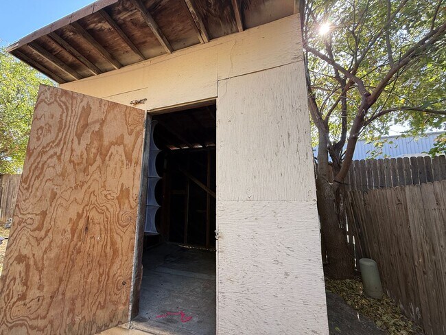 Building Photo - 4313 S Maplewood Ave