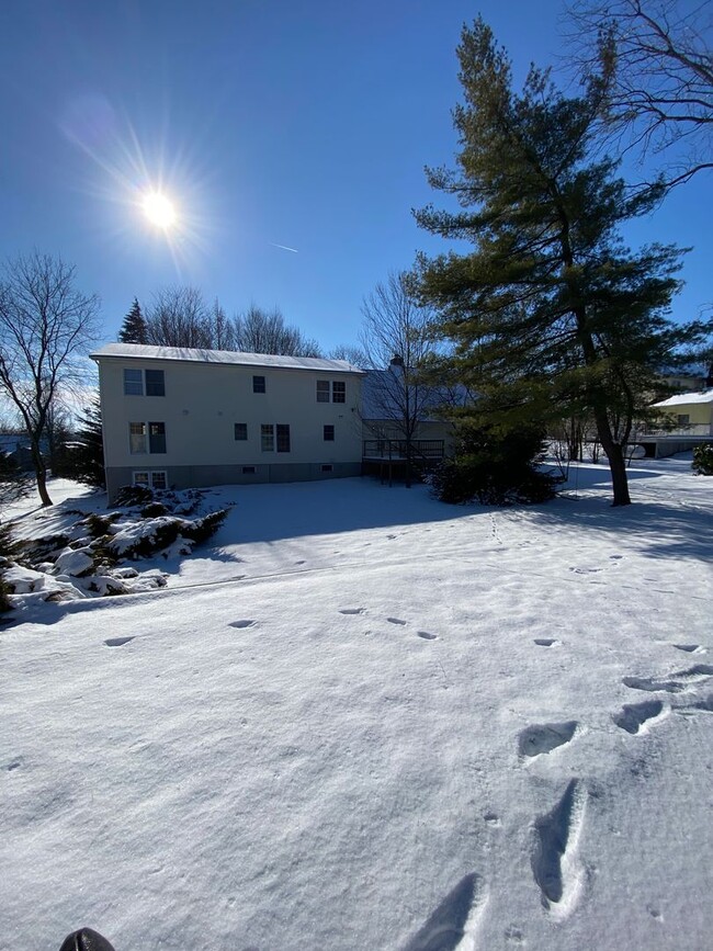 Building Photo - Stunning 3 Bedroom Home with Barn and Over...