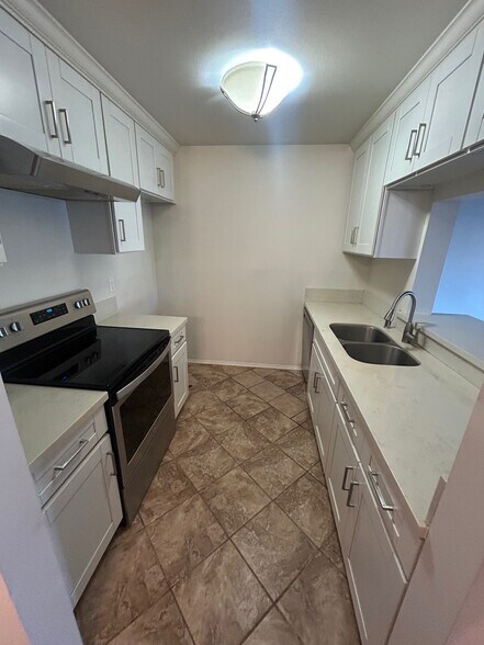 Building Photo - 5460 White Oak Ave