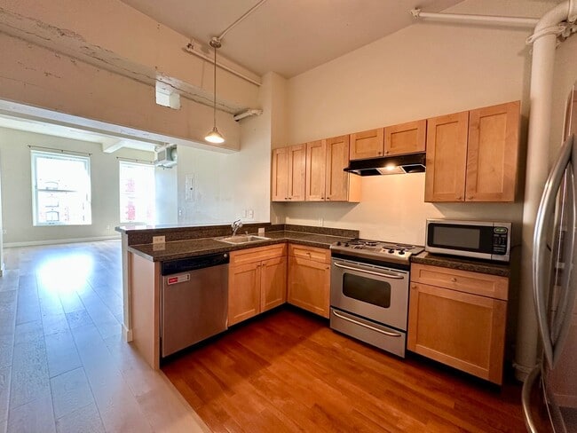 Building Photo - Bright 1BR/1BA Condo in Downtown SF – Step...