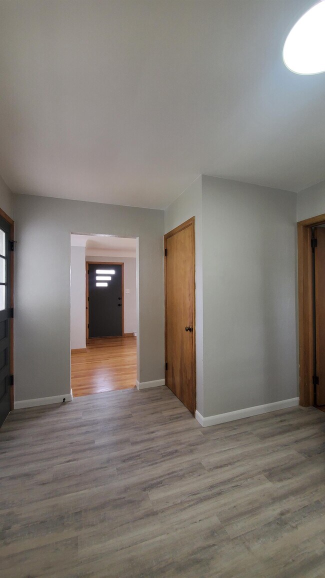 Building Photo - 3339 Henderson Ave SE