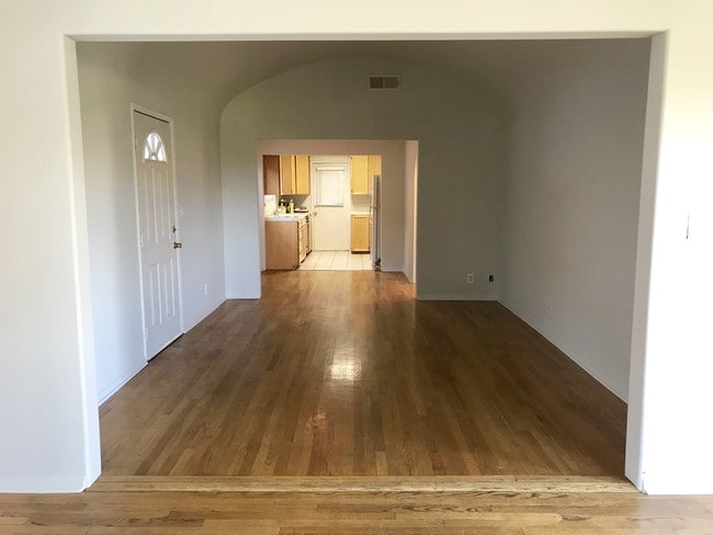 Primary Photo - 910 Robinson St