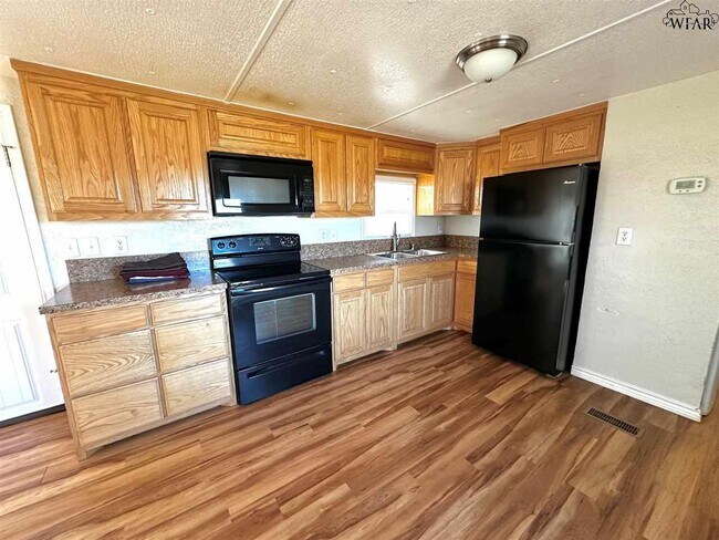 Building Photo - 8012 W Hwy St