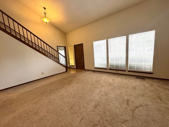 Building Photo - Gorgeous 3 bedroom 2.5 bathroom Duplex home!