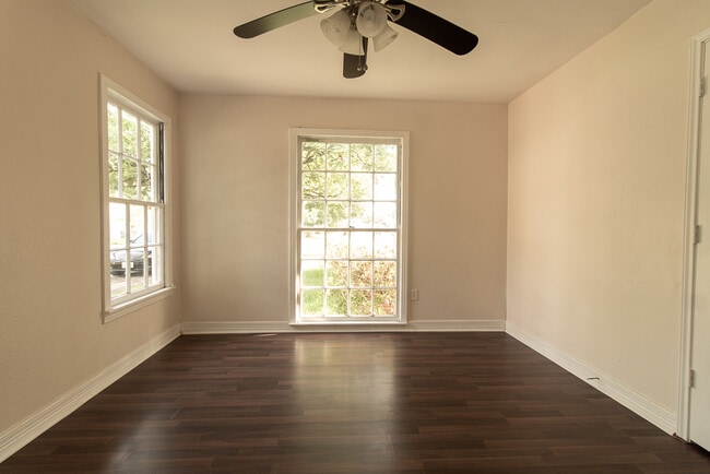 Building Photo - 1303 E Avenue G