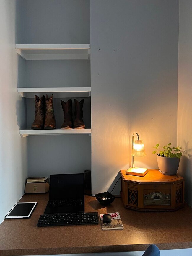 Building Photo - 2125 Southend Dr