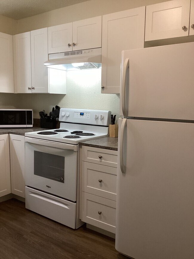 Building Photo - 2 Bed 1 bath Apartment  on Quiet Street and Close to ENMU!