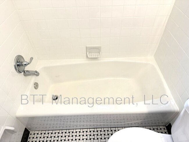 Building Photo - 8800 Plymouth St