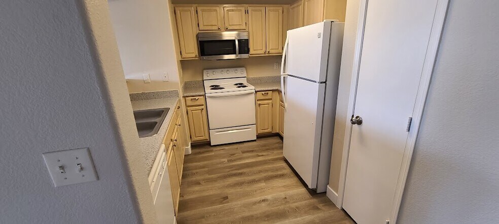 Building Photo - 555 E Silverado Ranch Blvd