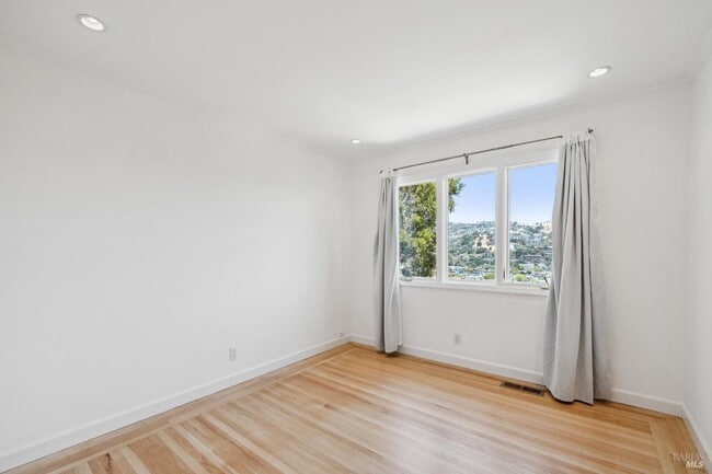 Building Photo - 125 Bayview Ave