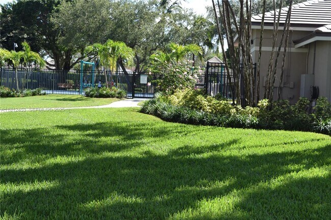 Building Photo - 991 Crestview Cir