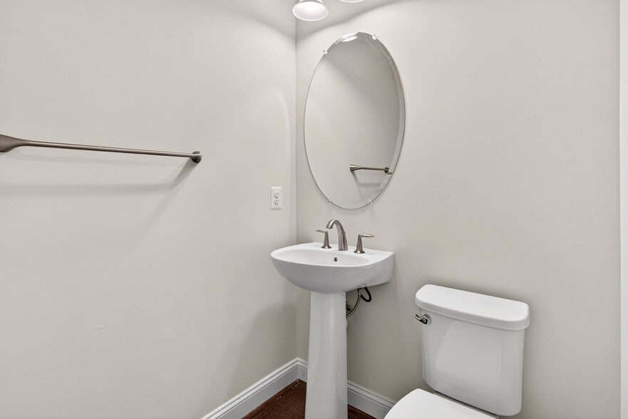 Building Photo - 65 Linden Pl