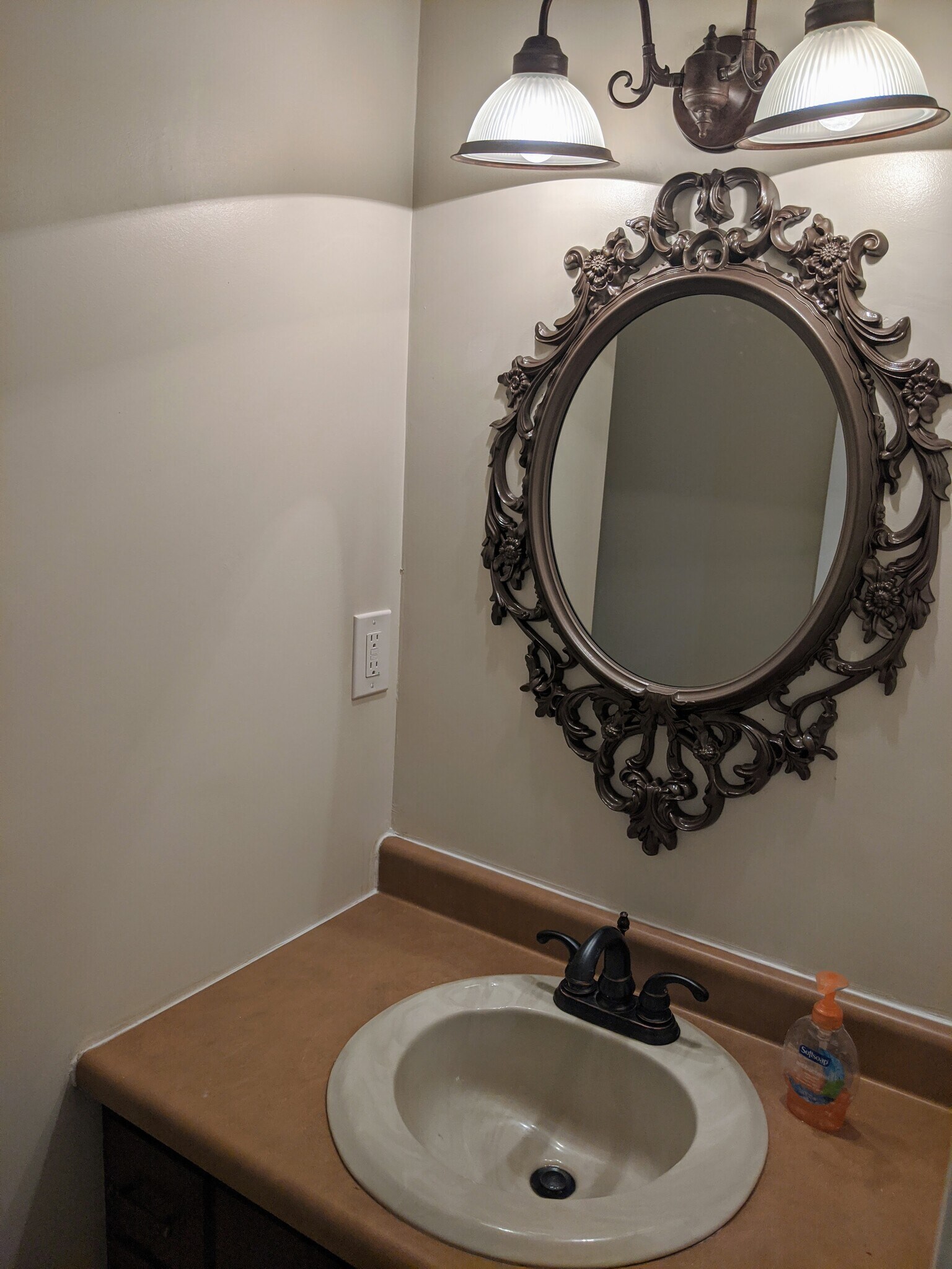 Half bath 1st floor - 2568A Grouse Ridge