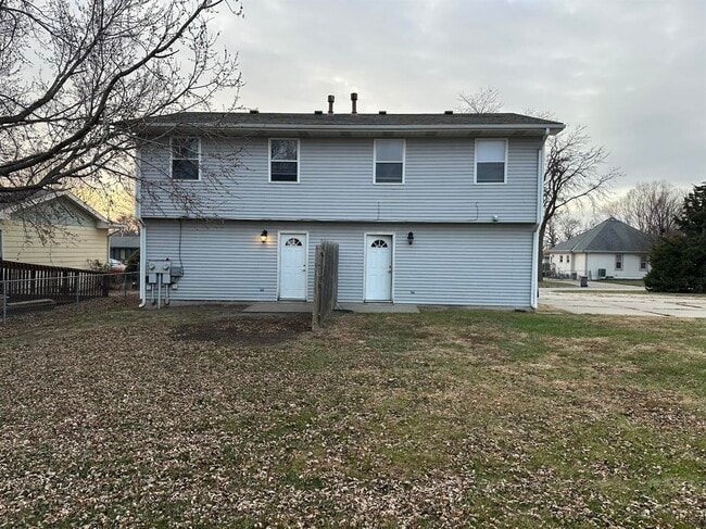 Building Photo - 926 W Belmont-