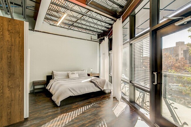 Building Photo - 1006 Houston St