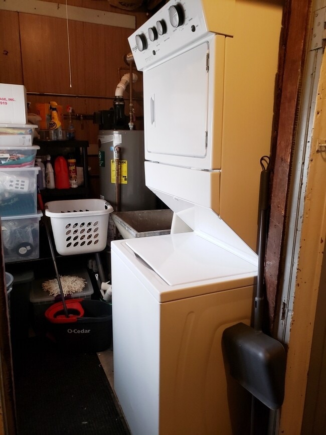 Building Photo - 1530 W Diversey Pkwy