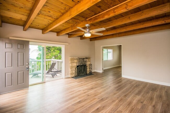 Building Photo - Amazing 2 Bedroom Only a Block from the Be...
