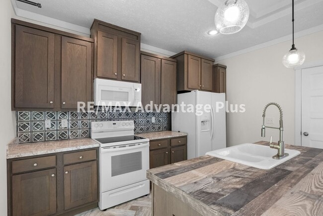 Building Photo - Modern Home Just Minutes to Farmville