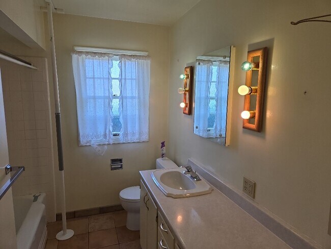 Building Photo - Spacious 4-bedroom family home features ga...