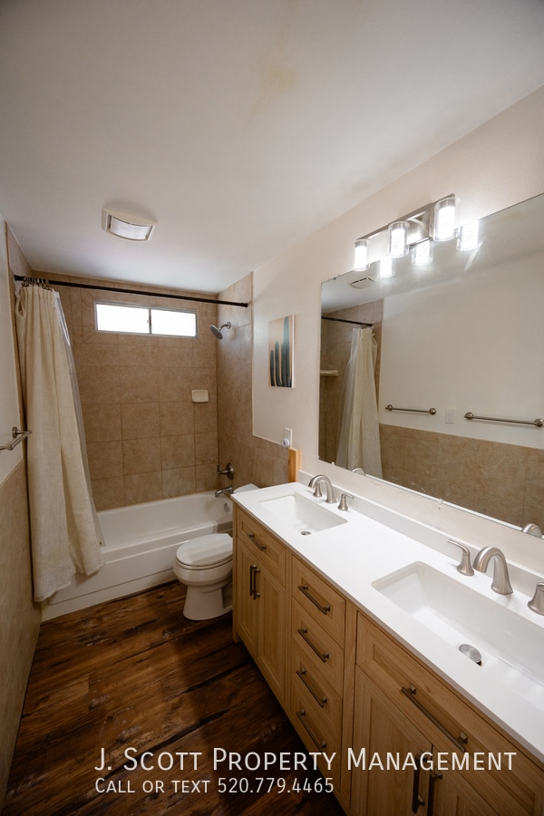Building Photo - 3508 E Gelding Dr