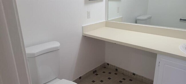 Building Photo - 2985 Riverside Dr