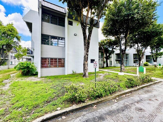 Building Photo - 10405 N Kendall Dr