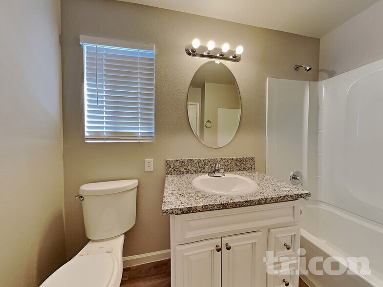 Building Photo - 3143 Regal Oak Dr