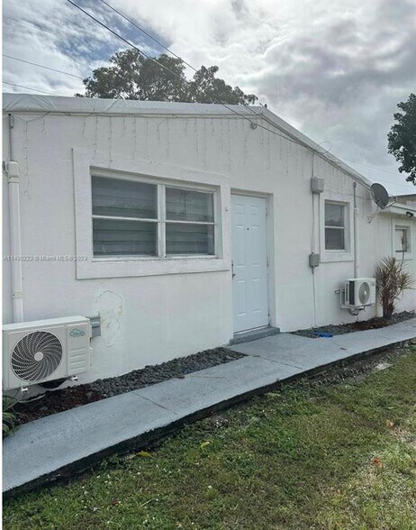 Building Photo - 685 SW 7th Ter