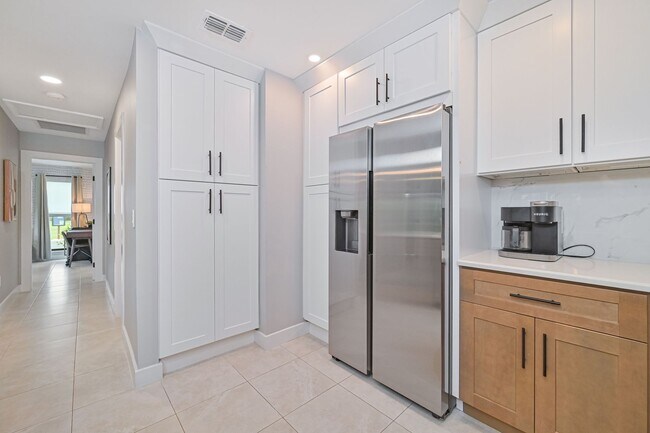 Building Photo - 6386 Royal Woods Dr